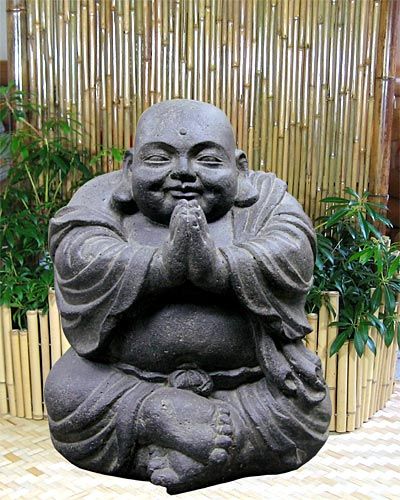 Steinfigur lachender Mönch 
