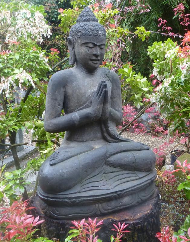 Steinfigur japanischer Buddha aus Lavastein