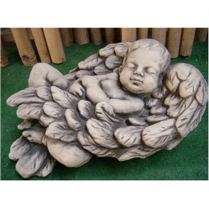 Steinfigur Baby eingebettet in Engelsflügeln 