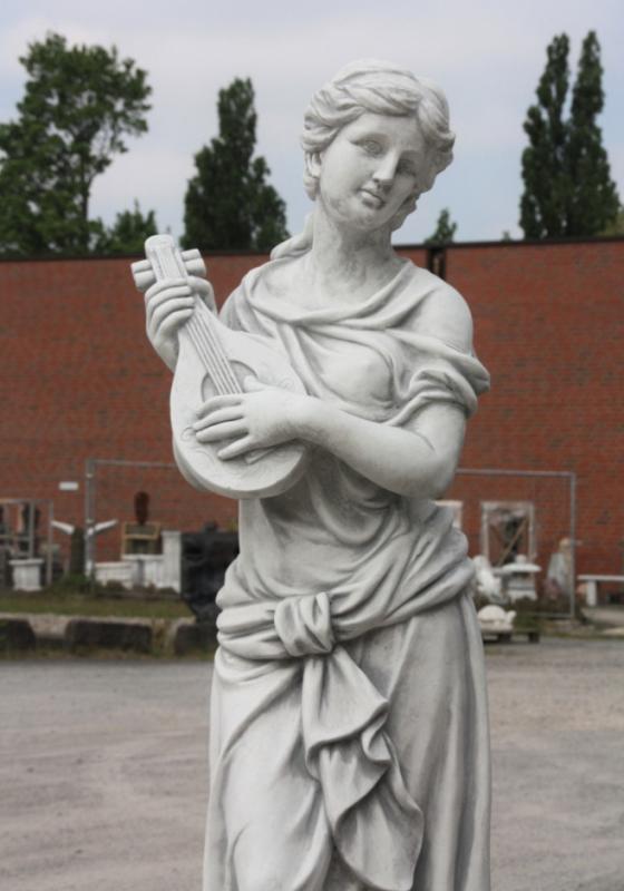 Steinfigur Skulptur Frau mit Klampfe