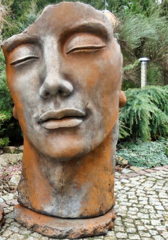 Steinfigur Skulptur Gesicht Mann rostfarben   