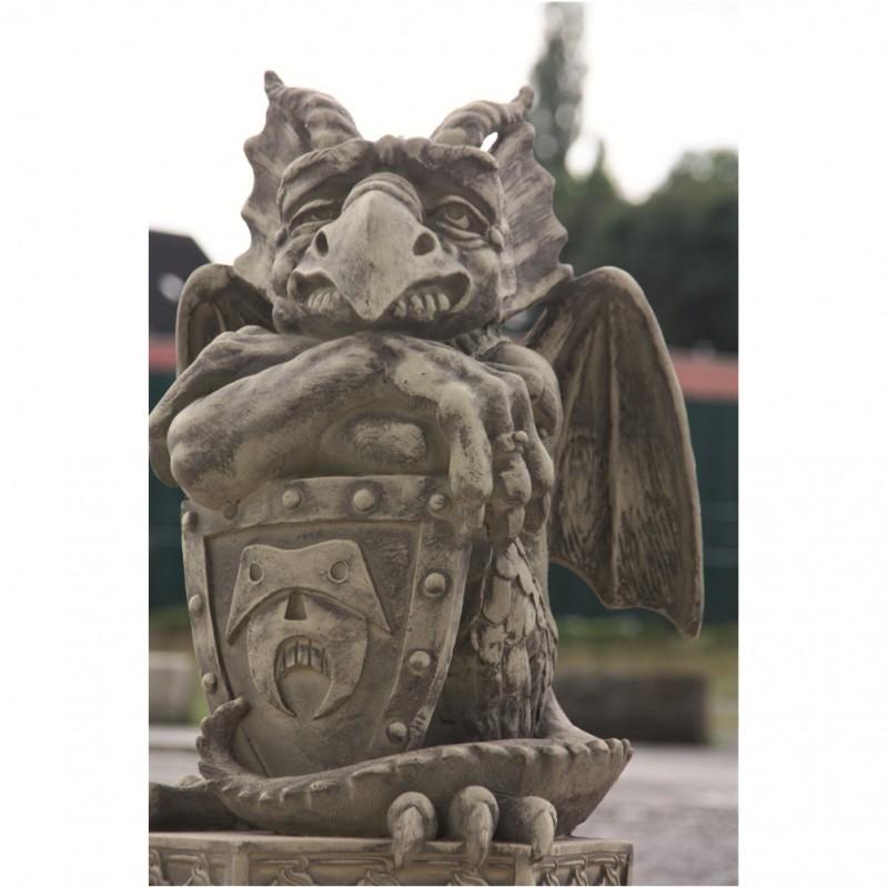Steinfigur Gargoyle Torwächter mit Schild