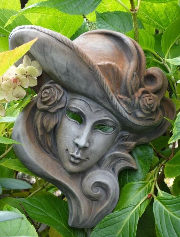 Steinfigur venezianische Maske Clorinda Rosteffekt