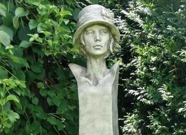 Steinfigur Frauenbüste modern