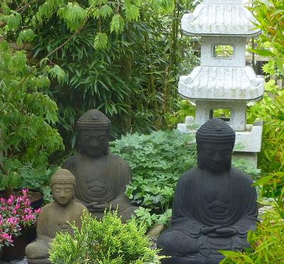 Steinfigur japanischer Buddha aus Lavaformstein 