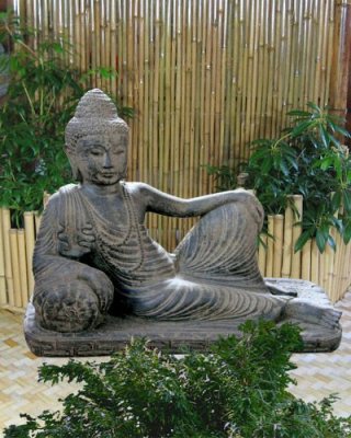 Steinfigur Buddha halbliegend