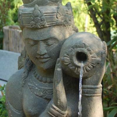 Steinfigur Dewi Sri mit Vase