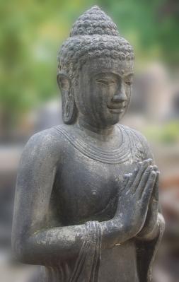 Steinfigur Buddha stehend 