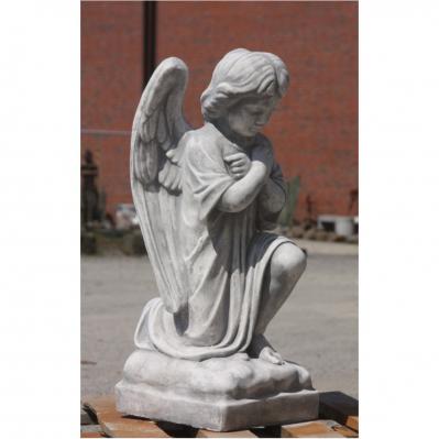 Engel aus Steinguss kniend und betend