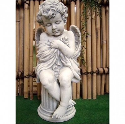 Steinfigur Engel auf einer Säule sitzend.