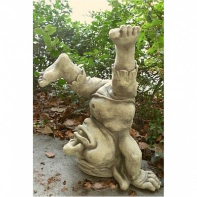 Steinfigur Troll Konrad macht Kopfstand