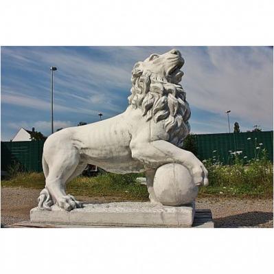 Sehr große Löwenfigur aus Steinguss 