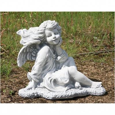 Sitzender Engel aus Steinguss mit Blumen im Haar Steinguss frostsicher Gartendeko ca. 33 cm hoch  