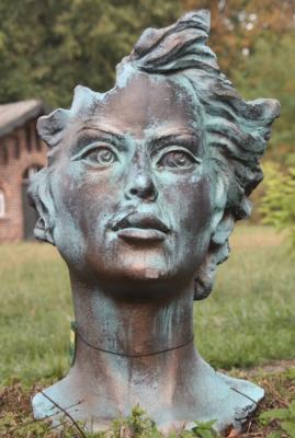 Steinfigur Skulptur Gesicht Frau mit Bronzeoptik 