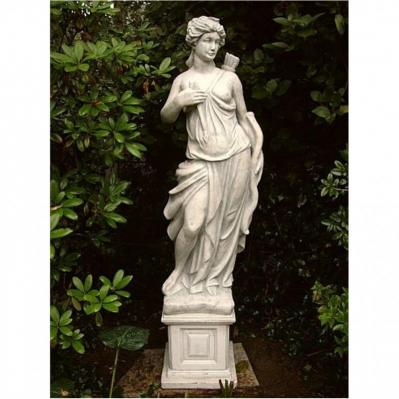 Skulptur Steinfigur Göttin der Jagd Diana mit Sockel