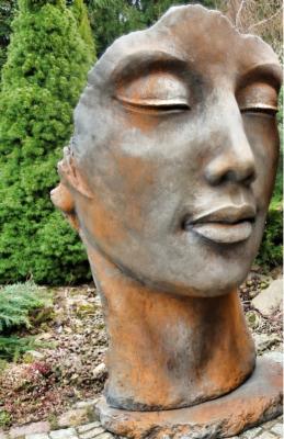 Steinfigur Skulptur Gesicht Frau rostfarben   