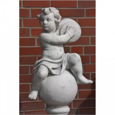 Skulptur kleiner Junge mit Musikinstrument Becken  