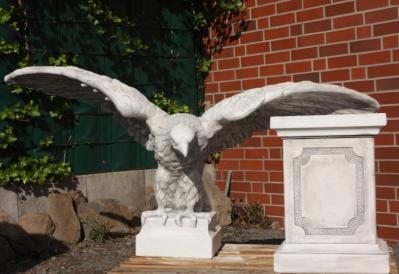 Steinfigur Adler groß mit Sockel