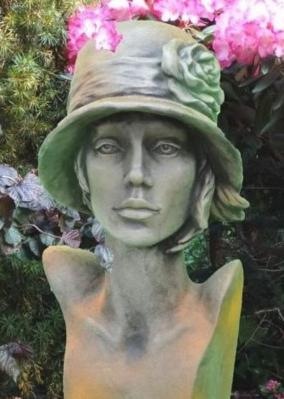 Steinfigur Frauenbüste modern mit Rosteffekt