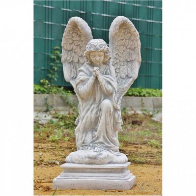 Steinfigur Engel betend, auf einem Sockel