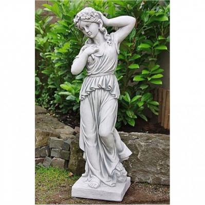 Steinfigur Frau mit Blumenkranz