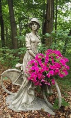 Skulptur Statue Frau mit Fahrrad