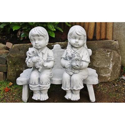 Steinfigur Mädchen und Junge auf einer Bank