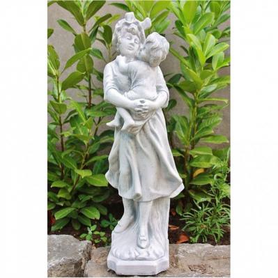 Steinfigur Mutter mit Kind auf ihrem Arm