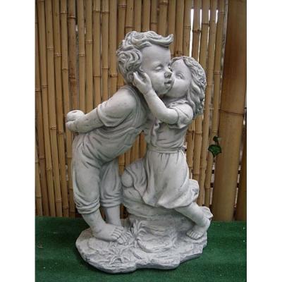 Steinfigur niedliches Paar, küssen sich. 