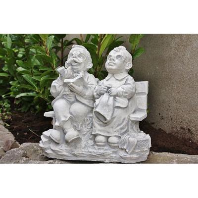 Steinfigur Oma und Opa sitzen auf einer Bank
