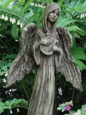Skulptur Engel Hope aus Steinguss mit kleiner Harfe.