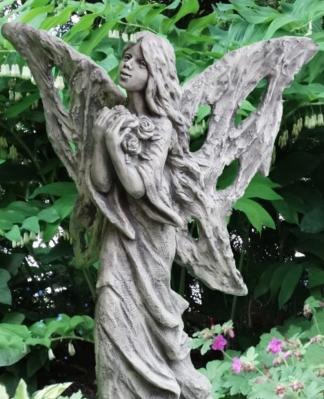 Skulptur Engel Wilde Rose aus Steinguss 