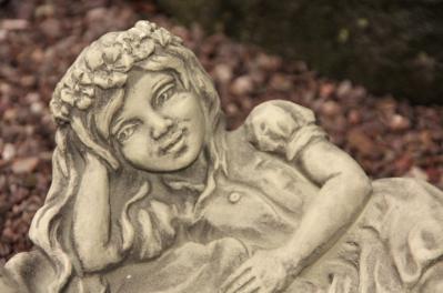 Steinfigur Vogeltränke mit Rosenmädchen liegend