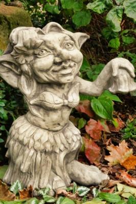 Steinfigur tanzender Troll 