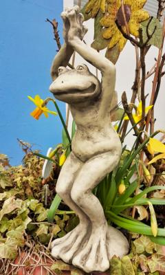 Steinfigur Yogafrosch " Der Stuhl"