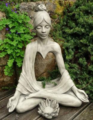 Steinfigur Yoga Spirit mit Lotosblume für ein Teelicht