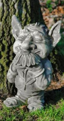 Steinfigur Troll Arvid mit Blume 